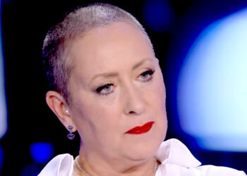 Carolyn Smith rivela l’insopportabile effetto collaterale della malattia: ''Lotto per riavere piena sensibilità di mani e piedi''