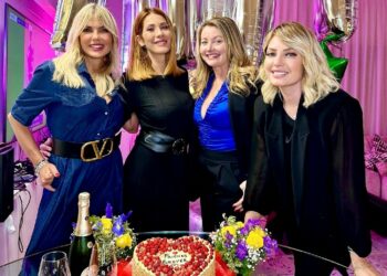 La festa a sorpresa per Milena Miconi da parte delle amiche vip
