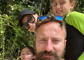 Francesco Facchinetti con la moglie e i due figli nell'isola di proprietà del suocero: foto