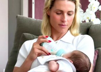Michelle Hunziker dà il biberon al nipotino Cesare: la prima foto da nonna è tenerissima
