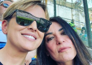 Francesca Pascale e la moglie Paola Turci corrono a Napoli per festeggiare lo scudetto insieme: foto
