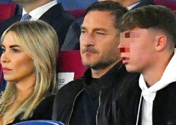 Totti e Noemi Bocchi allo stadio a tifare la Roma insieme a Cristian, il figlio primogenito di Francesco e la Blasi: foto