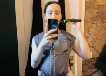 Aurora Ramazzotti pazza per il marsupio da neonati, lo usa anche per lavare i denti: ''E' bellissimo''