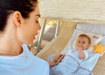 Bianca Atzei felice in vacanza in Sardegna con il figlio Noa