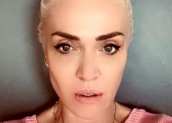 ''Una donna mi ha scritto che uccido i figli'': Paola Barale rivela gli attacchi ricevuti dopo la confessione sull’aborto