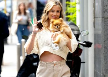 Diletta Leotta al sesto mese di gravidanza a spasso per Milano col pancino scoperto: foto