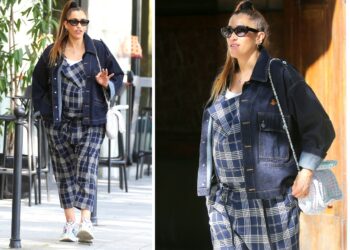 Nina Zilli a poche ore dal parto passeggia per Milano con pancione esplosivo e look casual: foto