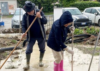 I genitori settantenni di Laura Pausini spalano il fango nella loro casa in Emilia Romagna dopo l'alluvione: foto