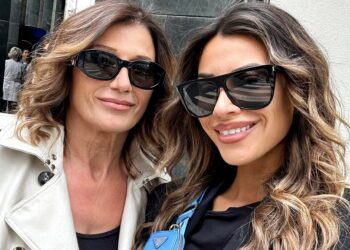 Dopo la rottura con Ezio Greggio, Romina Pierdomenico si gode la vita da single: weekend milanese con mamma Bianca