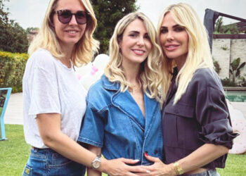 Ilary Blasi scopre insieme alla sorella se la cicogna porterà un maschietto o una femminuccia: esplosione di gioia