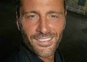 La fissazione per il portafortuna giallo, l’amore per Pamela e le nuove coppie di Temptation: parla Bisciglia