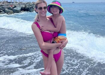 Paola Caruso al mare col figlio, dopo l'operazione Michele migliora ogni giorno di più: foto