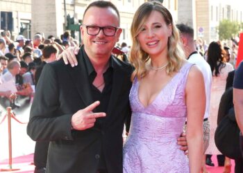 Gigi D'Alessio porta la nuova compagna 30enne Denise Esposito per la prima volta sul red carpet: foto