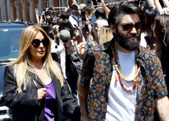 Selvaggia Lucarelli e il fidanzato Lorenzo Biagiarelli: rara apparizione mondana di coppia alla Milano Fashion Week