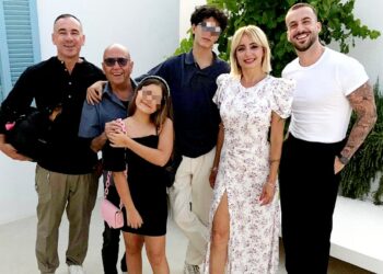 Andreas Muller con i figli, il papà e il fratello di Veronica Peparini, felice con la famiglia del suo amore: foto