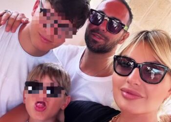 Manila Nazzaro e il nuovo fidanzato Stefano Oradei in vacanza con i figli di lei