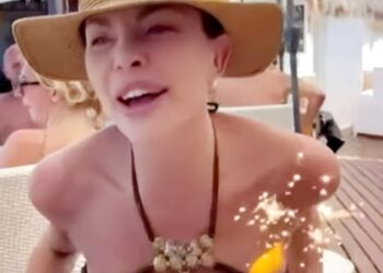 Alba Parietti festeggia il compleanno nella spiaggia gay