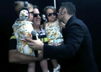 Tiziano Ferro in tour in Italia con i due figli e il marito Victor Allen