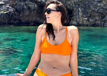 Caterina Balivo mostra le smagliature e attacca le colleghe che ritoccano le foto: ''Irriconoscibili''
