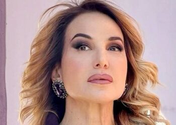 Barbara d'Urso su tutte le furie condivide una valanga di articoli di giornale sulla sua rottura con Mediaset