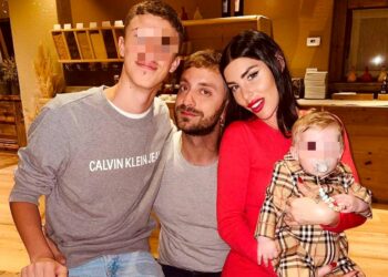 Stefano Corti festeggia 38 anni a Bormio con Bianca Atzei, il piccolo Noa Alexander e il primogenito Gabriele di 15 anni