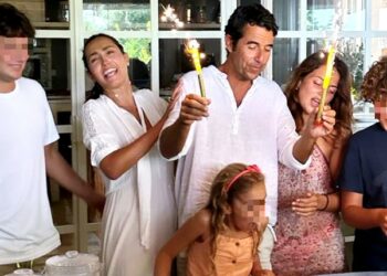 Caterina Balivo festeggia i 54 anni del marito con Guido Alberto e Cora: ci sono anche i due primi figli di lui, foto