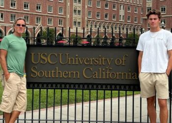 Jimmy Ghione e l’ex moglie accompagnano il bellissimo figlio 18enne in California per l’inizio del college: foto