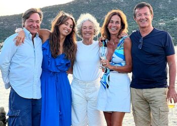 Cristina e Benedetta Parodi in vacanza insieme con la madre e i rispettivi mariti: foto