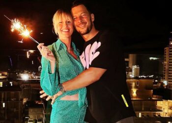 Federica Pellegrini mostra il pancino che cresce nelle foto del party di compleanno a Jesolo: guarda