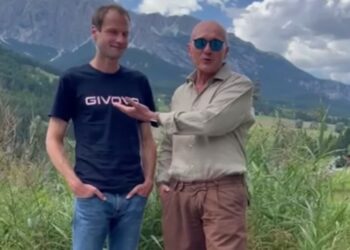 Alfonso Signorini presenta il primo concorrente ufficiale del GF: ecco chi è