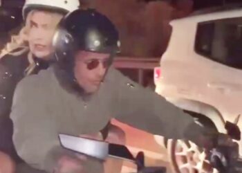 Fabrizio Corona sfreccia in moto con Giacomo 'Jenny' Urtis