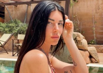 ''Non vivo benissimo il mio riflesso allo specchio'': Bianca Atzei confessa le difficoltà ad accettare il suo fisico dopo il parto