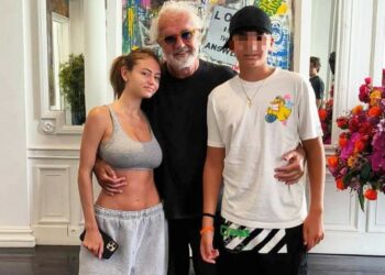 Flavio Briatore, insieme al secondogenito Nathan Falco, saluta la figlia Leni dopo le vacanze insieme