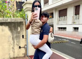 ''Che forza!'': Elisabetta Gregoraci accompagna il figlio Nathan Falco al primo giorno di scuola, lui la prende in braccio: foto