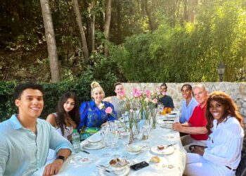 Alberto di Monaco festeggia i 20 anni del figlio Alexandre: al tavolo c’è pure la primogenita Jazmine, foto