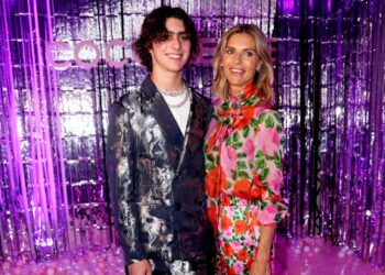 Martina Colombari torna in pubblico con il figlio Achille dopo la denuncia al 18enne dello scorso aprile: foto