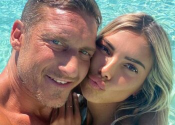 Francesco Totti e Noemi Bocchi ancora al mare: la nuova foto da innamorati in acqua