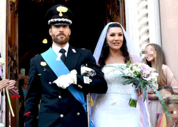 Luisa Corna a 57 anni ha sposato il 42enne Stefano Giovino: le foto delle nozze in chiesa