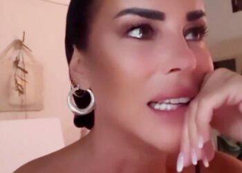 Antonella Mosetti attacca chi critica il suo atteggiamento disinibito sui social