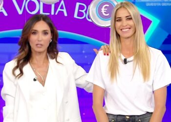 Caterina Balivo ha chiamato nel suo nuovo programma Rai l'amica Elena Santarelli: la bionda opinionista a 'La Volta Buona'