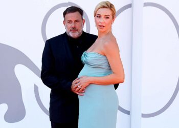 Fausto Brizzi sul red carpet di Venezia 2023 con la moglie incinta di 9 mesi: foto