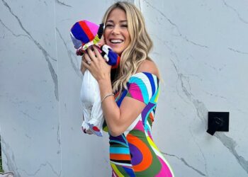Diletta Leotta festeggia il primo complimese della figlia Aria con un coloratissimo vestito abbinato alla tutina della neonata: foto