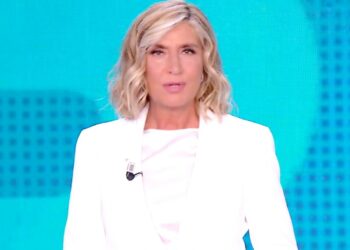 ''Ciao Barbara e grazie'': Myrta Merlino conduce la prima puntata di Pomeriggio 5 dopo 15 anni di d'Urso, ma è polemica per il gobbo