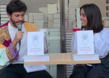 Jolanda Renga, figlia di Ambra Angiolini e Francesco Renga, a soli 19 anni presenta il suo primo libro tra i grattacieli di Milano: guarda