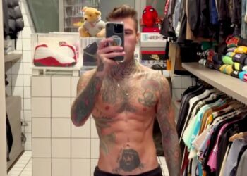 Fedez mostra il fisico dopo i 10 chili persi: ''Torno ad allenarmi, ma come un 80enne''