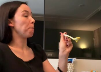 Aurora Ramazzotti parla in inglese con il figlio Cesare