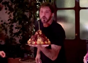 Stefano De Martino festeggia 34 anni a Milano con gli amici