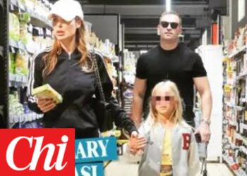 Ilary Blasi e il fidanzato Bastian sempre più una famiglia: spesa insieme alla piccola Isabel