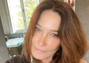 ''Intervento chirurgico, radioterapia, ormoni'': Carla Bruni rivela per la prima volta la lotta contro il tumore