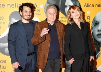 Barbara d'Urso stupisce i fotografi: posa mano nella mano con l'ex Mauro Berardi e con loro figlio Emanuele. Le immagini